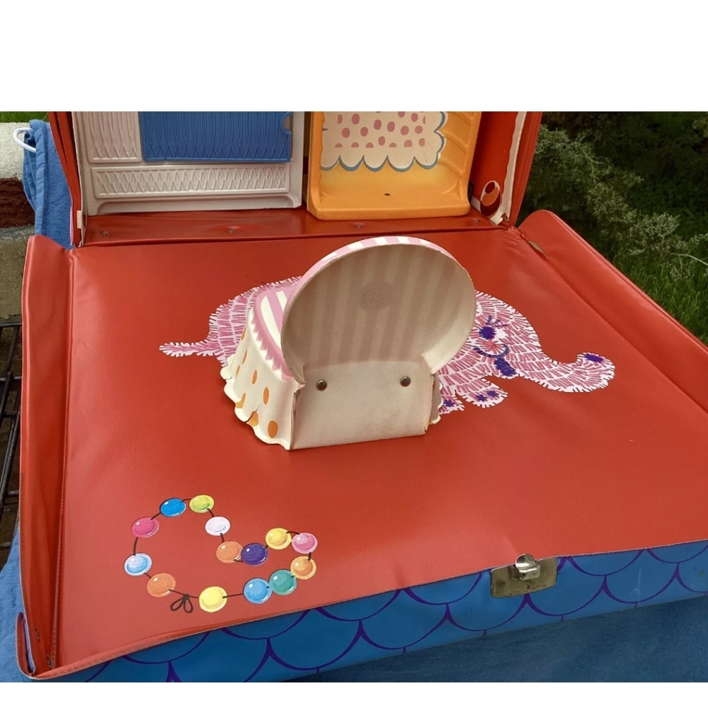 Mattel Cheerful and Tearful nursery/carrying case playset with two dolls bed. - Picture 13 of 16